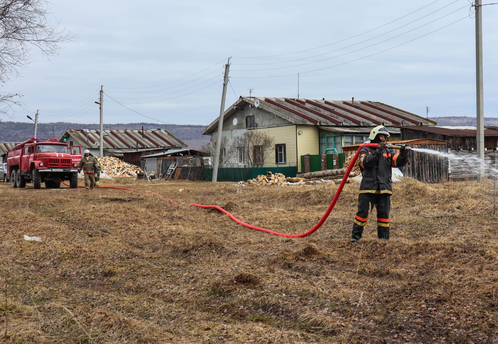 Село Медведёвка защитили от ландшафтного пожара - Новости - Главное  управление МЧС России по Челябинской области