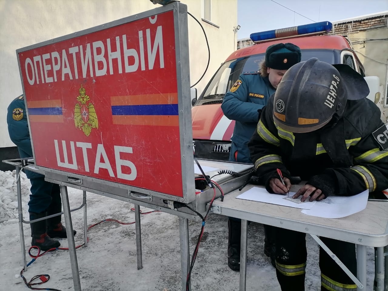 Огнеборцы Челябинска ликвидируют крупный пожар в здании цеха - Новости -  Главное управление МЧС России по Челябинской области