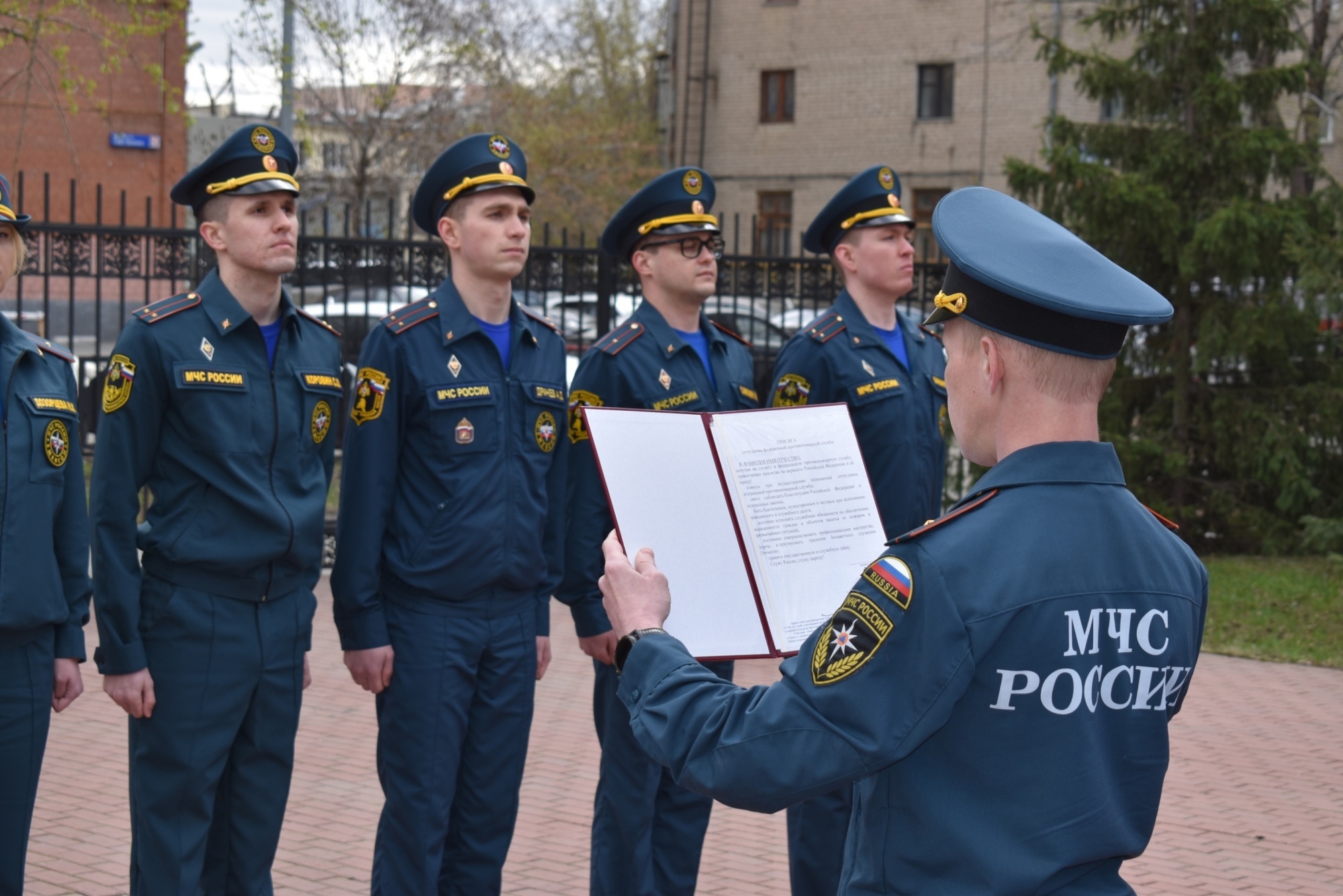 Сотрудника МЧС присягнули на верность Отечеству | 30.04.2022 | Челябинск -  БезФормата