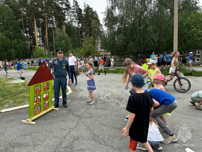 «Дворовые игры с пожарными» прошли в Снежинске в честь Дня защиты детей.