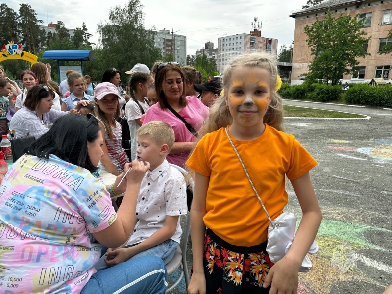 «Дворовые игры с пожарными» прошли в Снежинске в честь Дня защиты детей.