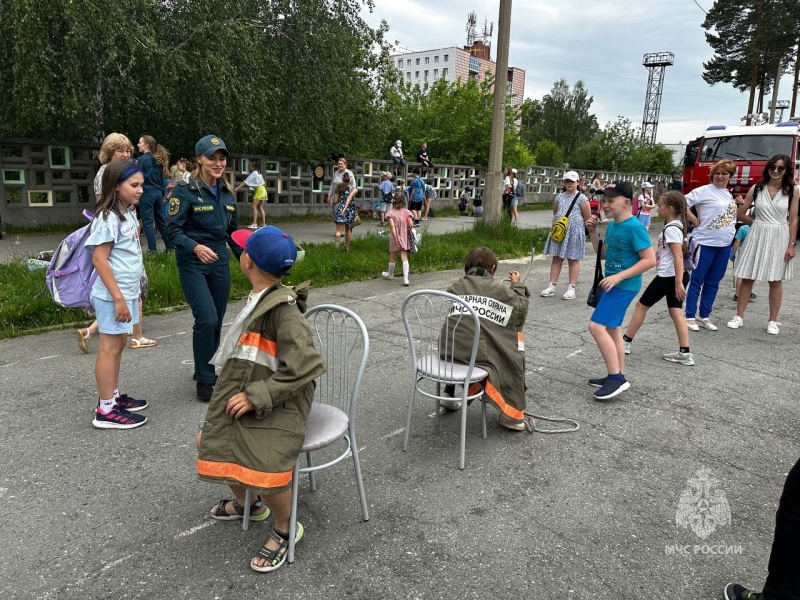 «Дворовые игры с пожарными» прошли в Снежинске в честь Дня защиты детей.